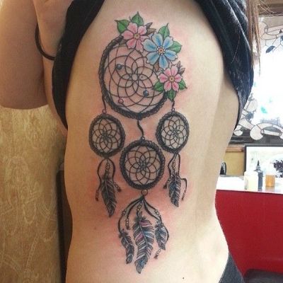  Tatouage attrape rêve avec trois fleurs sur le haut du cercle